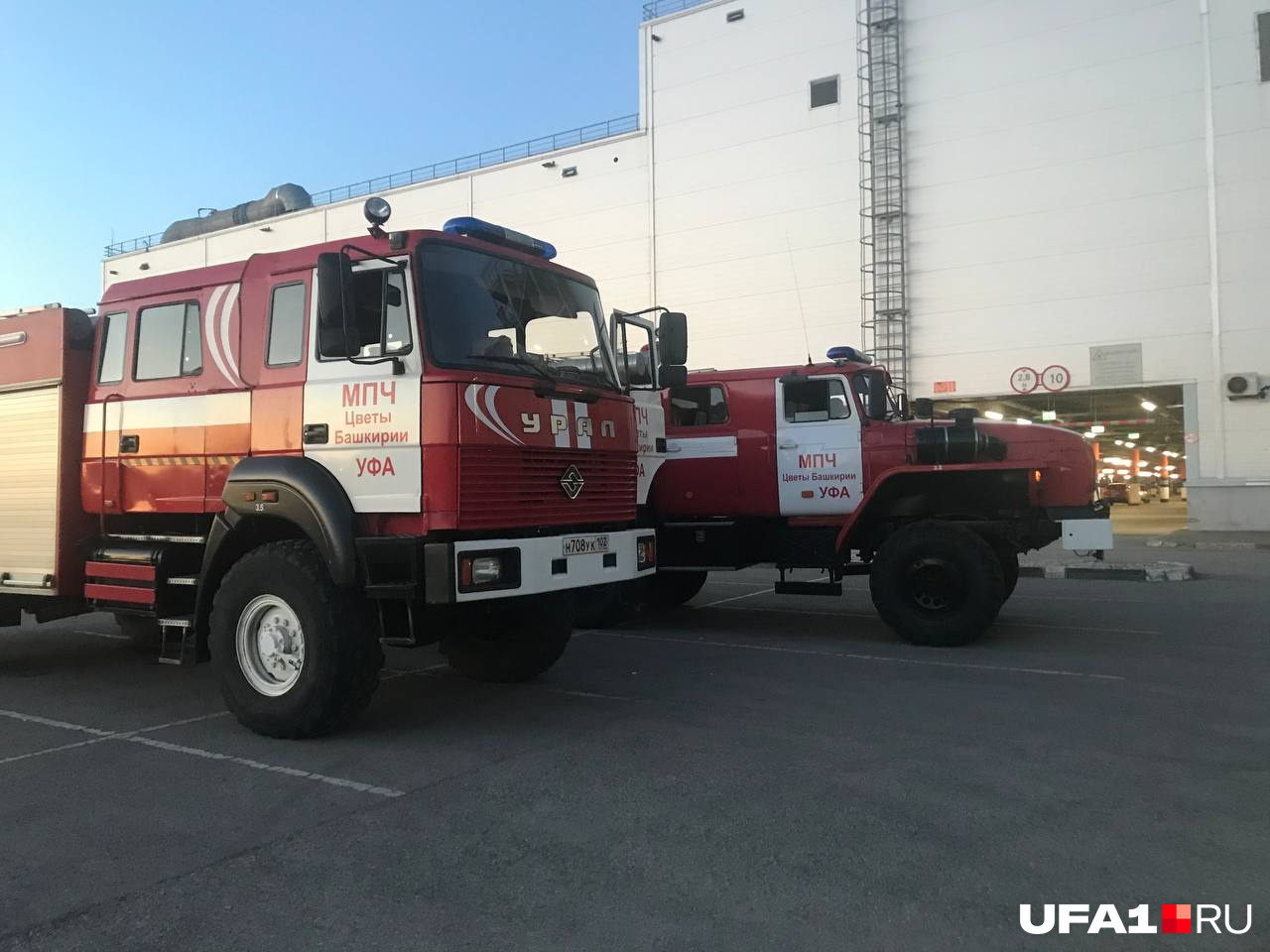 Въезд на парковку ТЦ закрыт Въезд на парковку ТЦ закрыт