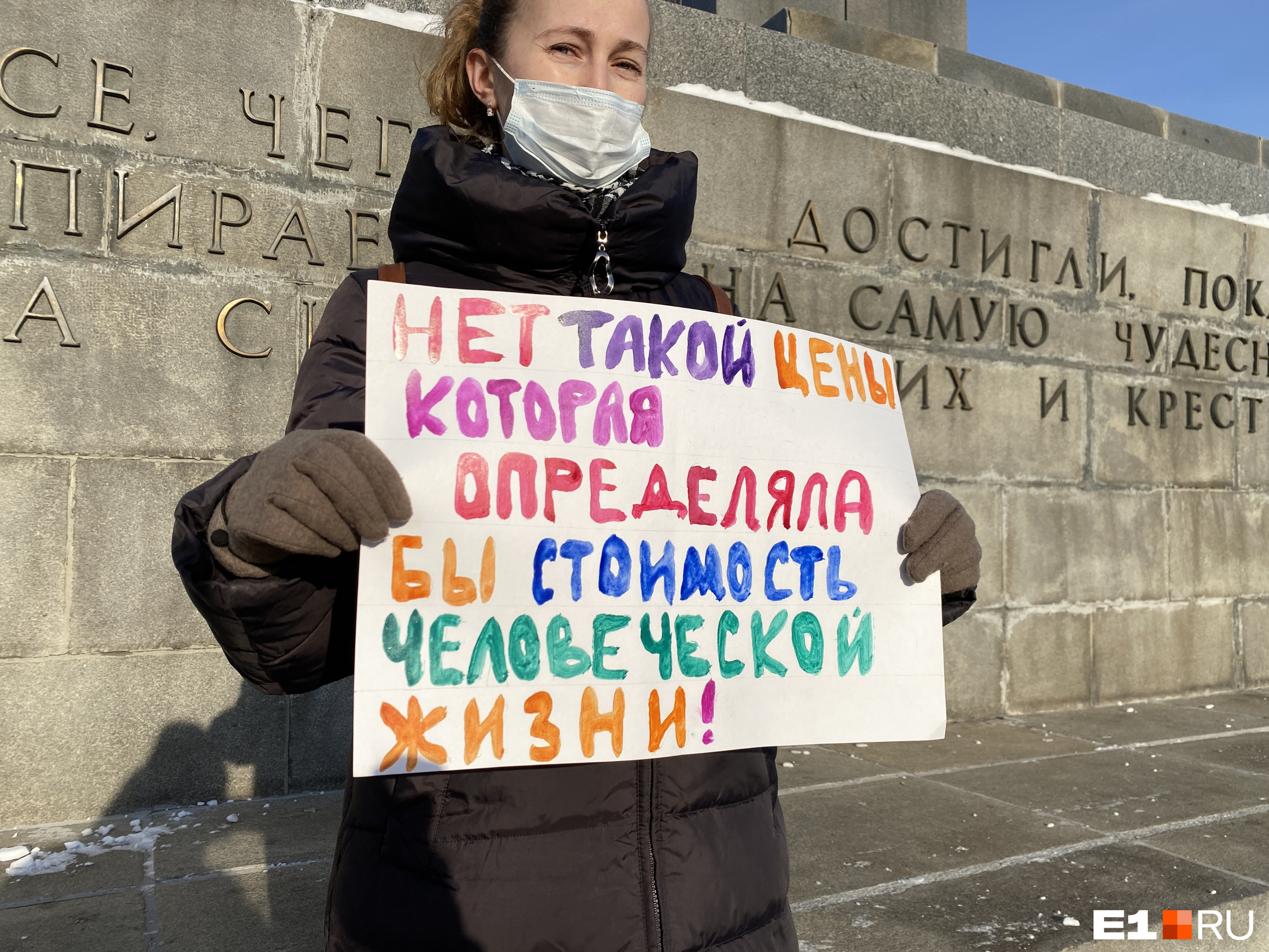 Волонтер, помогающая со сборами детям с СМА