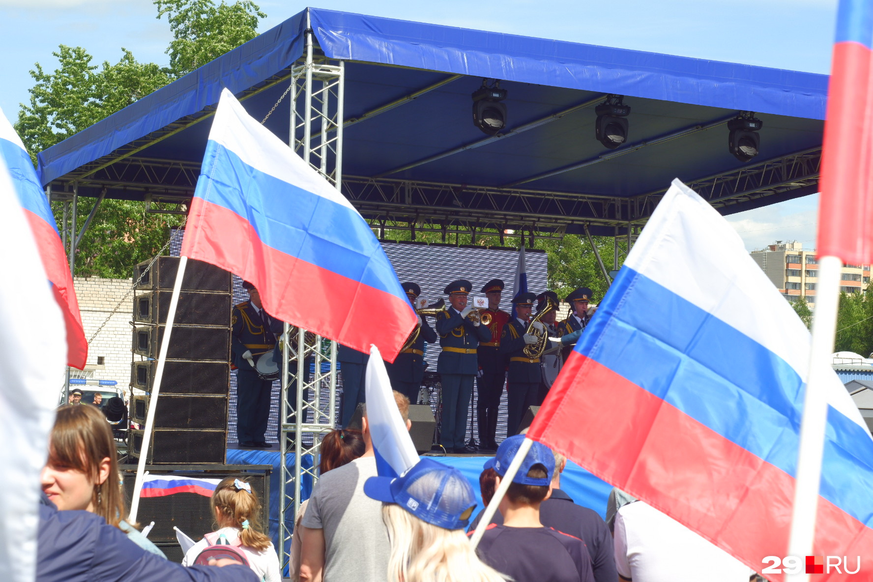 Концерт начался с гимна России