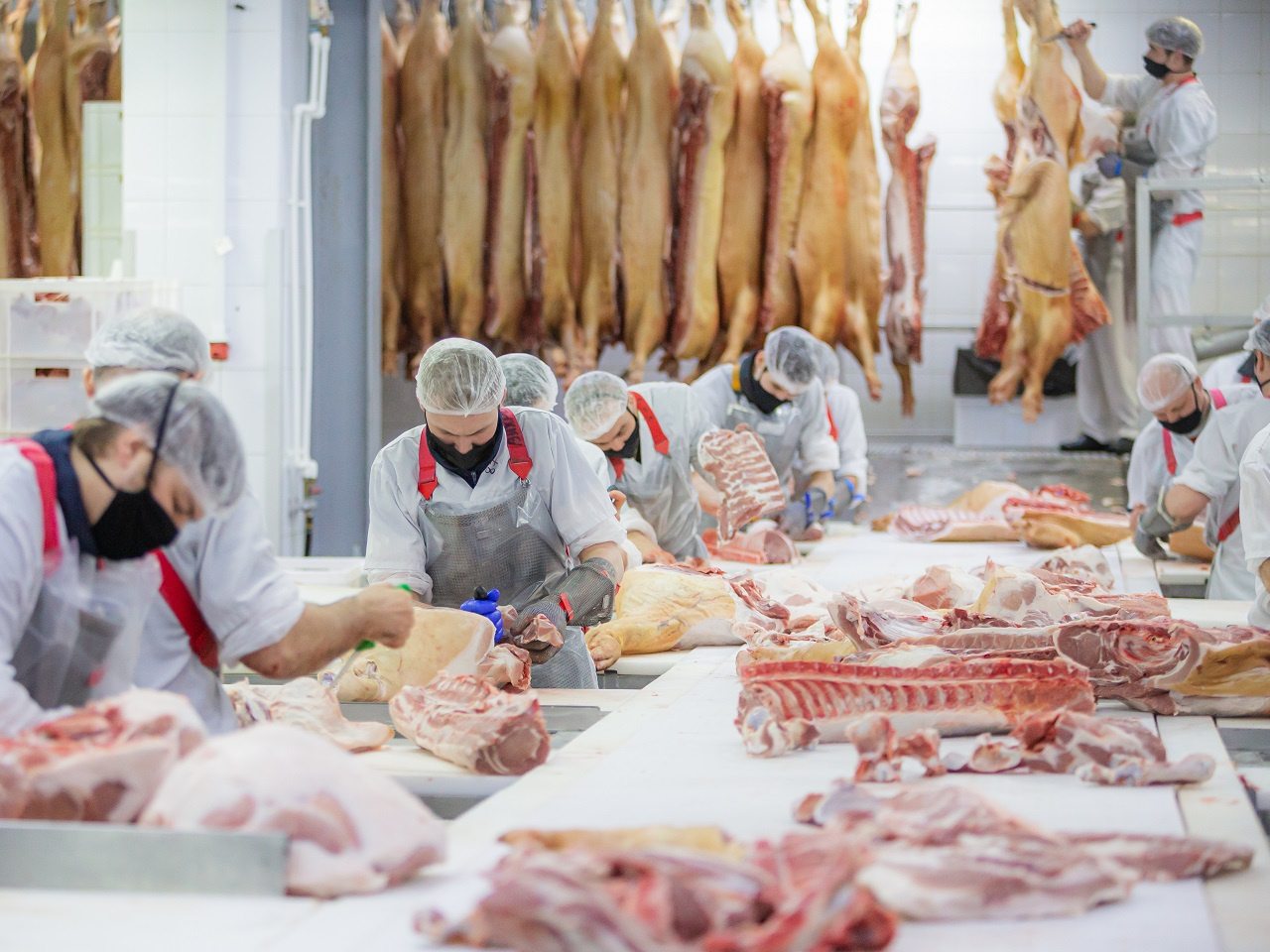 «Сибагро» выпускает до 2500 тонн мяса, 900 тонн колбас и 120 тонн полуфабрикатов в месяц — благодаря новому оборудованию