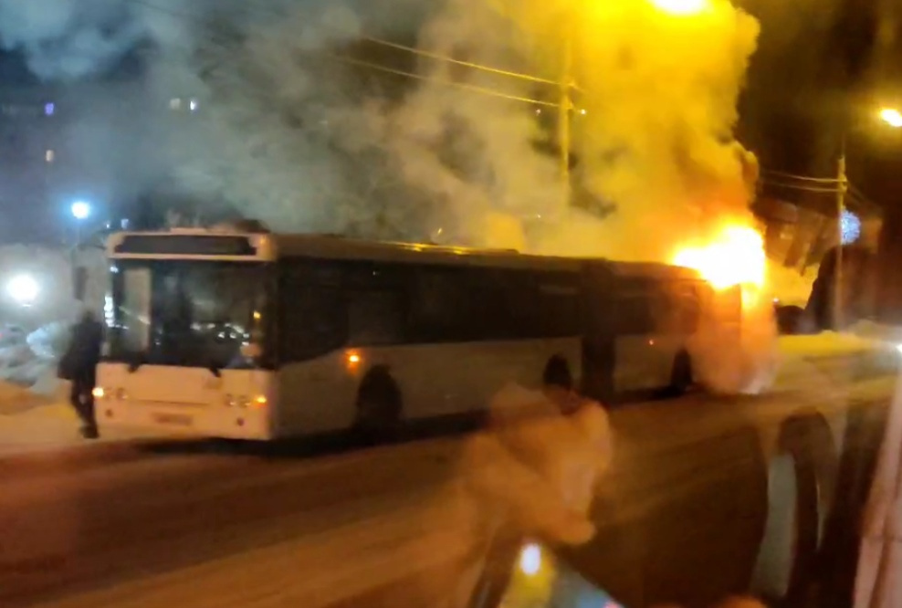 На остановке в Красном Селе загорелся автобус