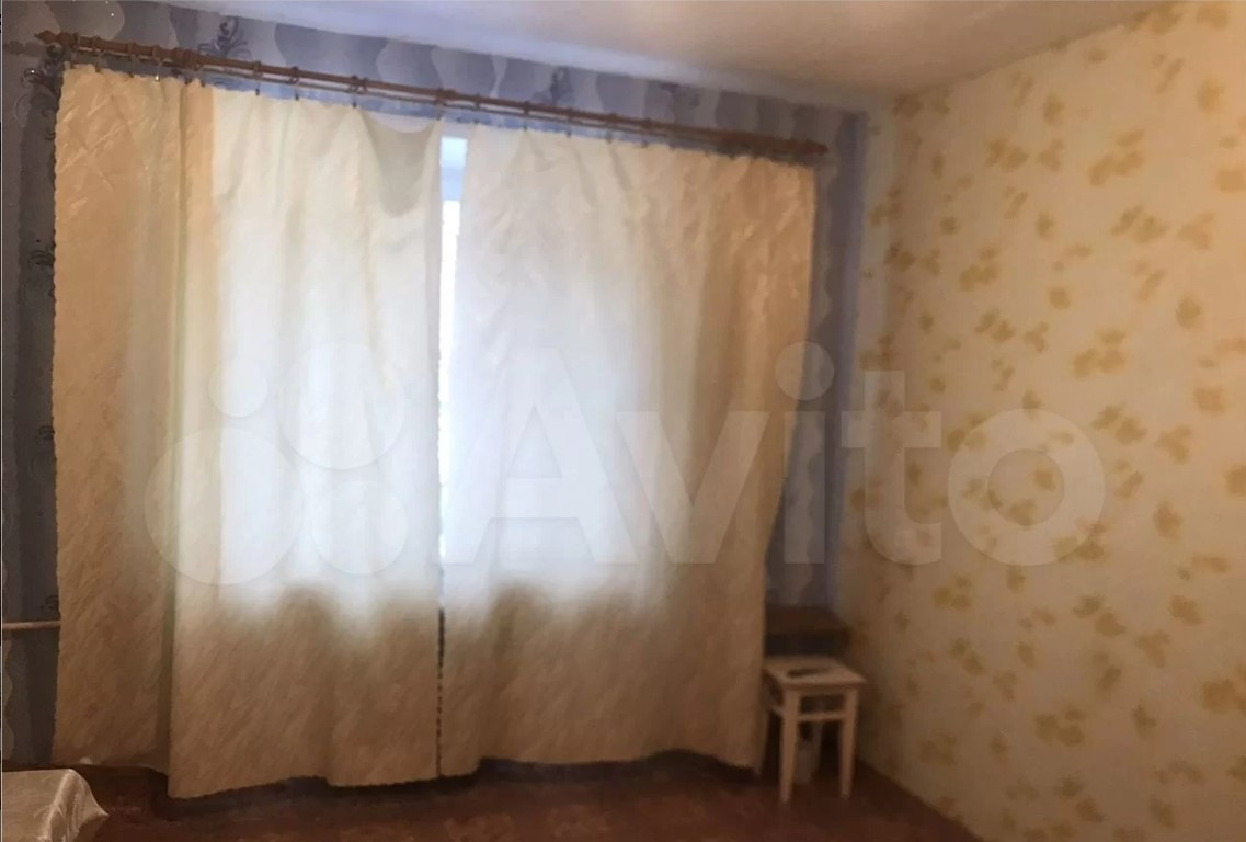 В квартире есть большое окно В квартире есть большое окно