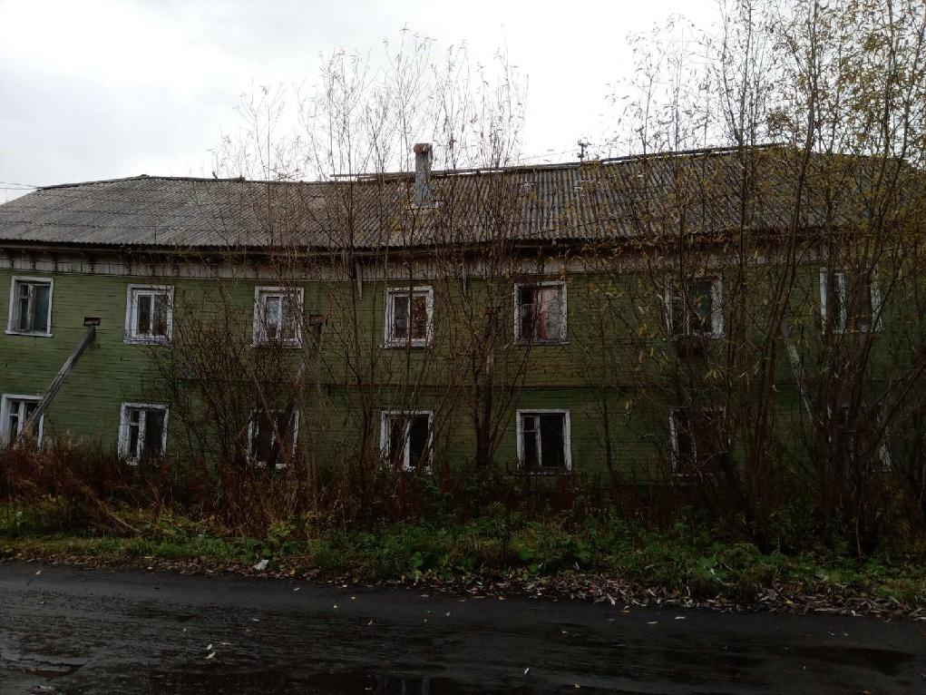В прокуратуре Архангельска объяснили, что обратились в суд, так как в доме еще живут люди, но выдержит ли строение грядущую зиму, неизвестно