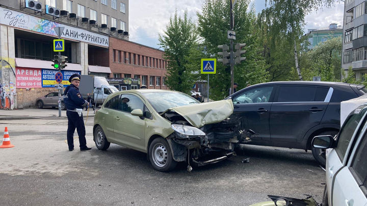 На Сибирском тракте водитель, которому стало плохо за рулем, устроил массовое ДТП