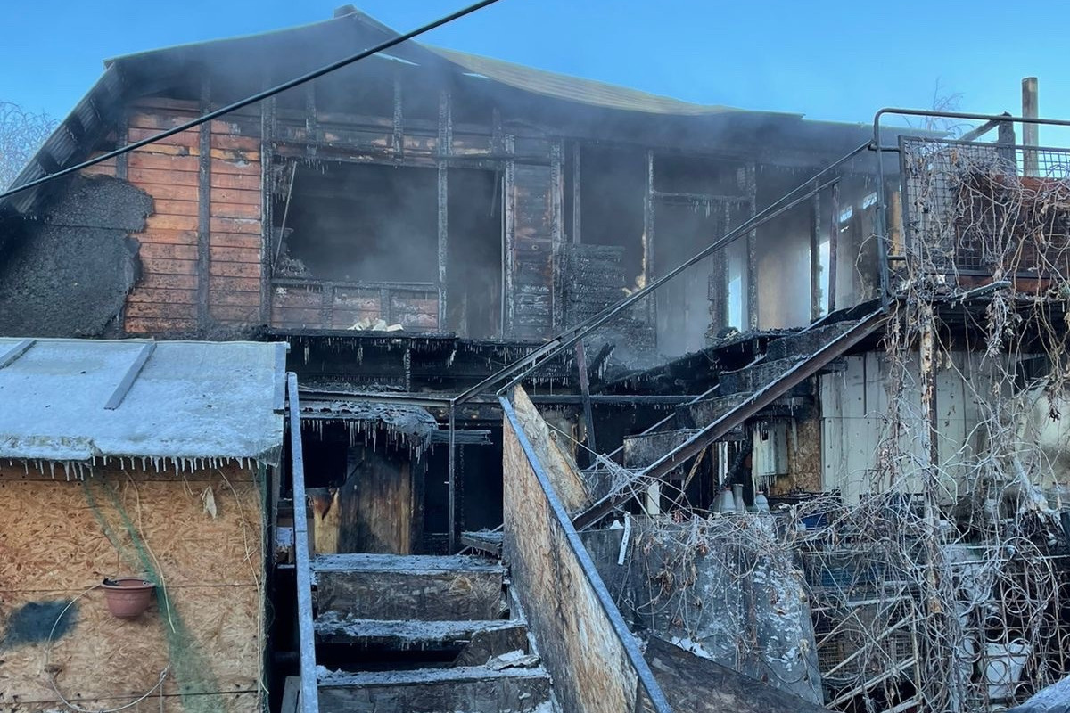 Омские следователи показали, что осталось от дома после пожара, в котором погиб ребенок