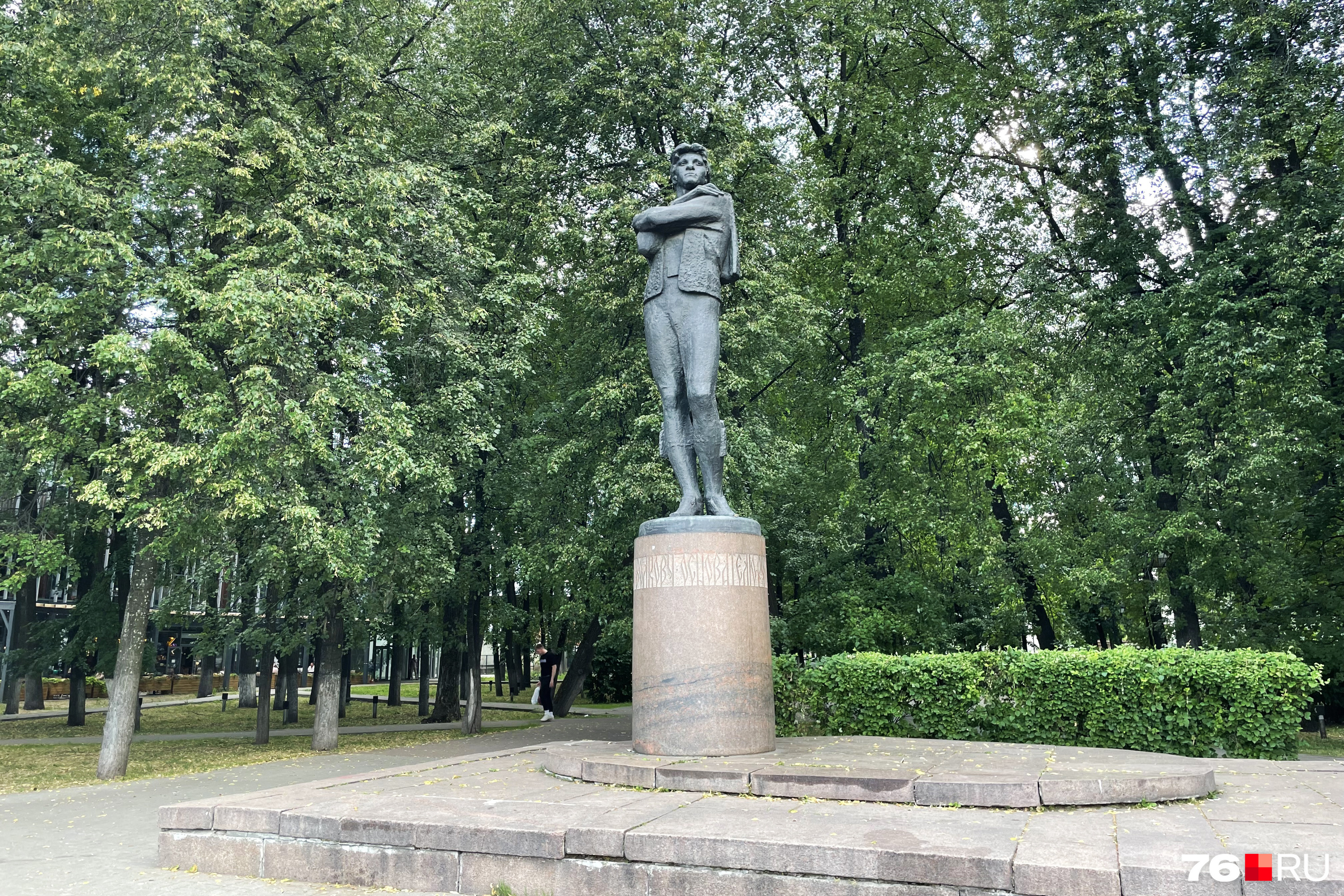 Памятник Фёдору Волкову на одноименной площади — излюбленное место туристов