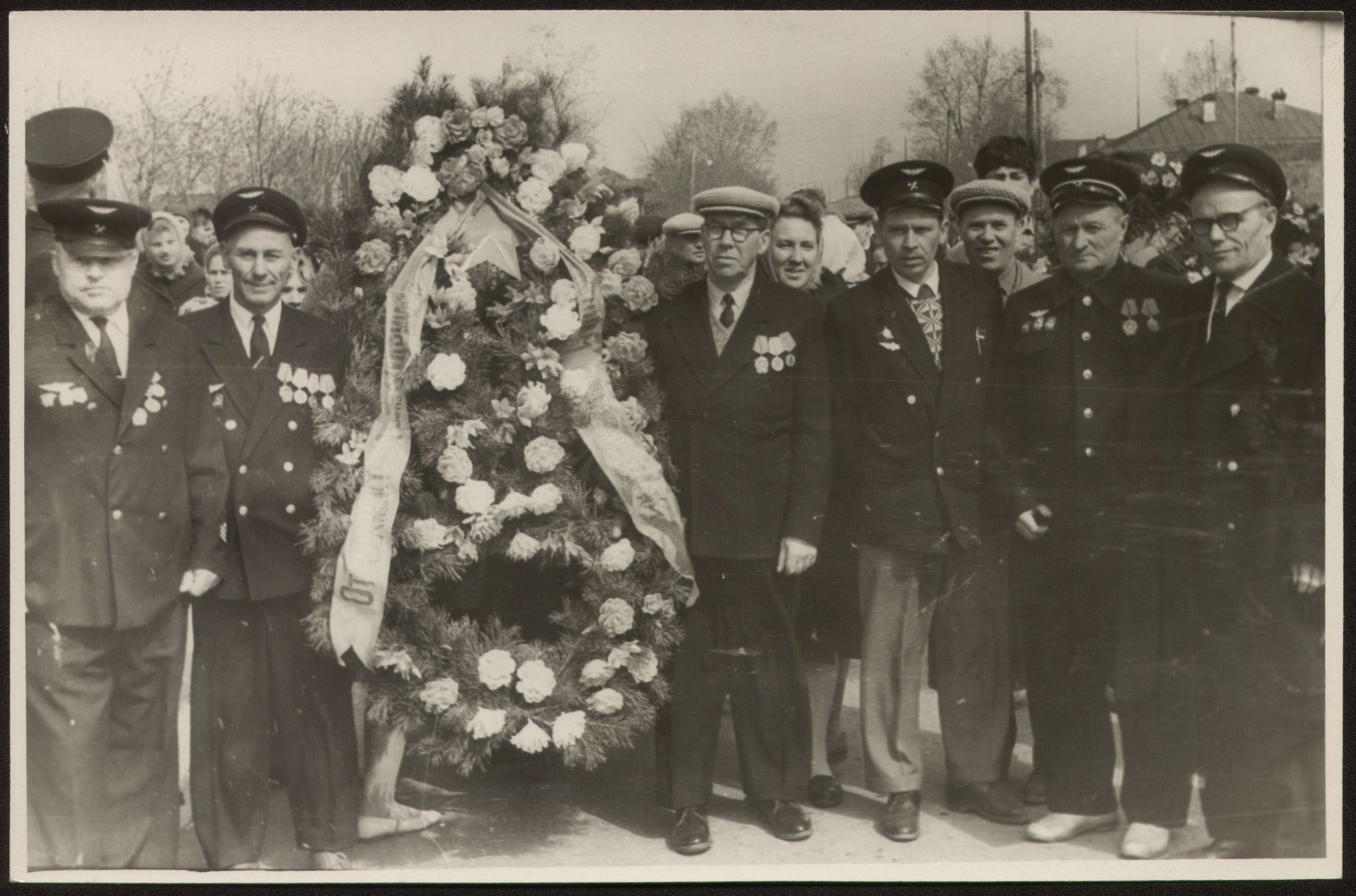 Группа бывших воинов перед возложением венка на могилы солдат, умерших от ран в Шадринске во время Великой Отечественной войны. <nobr class="_">9 мая</nobr> <nobr class="_">1965 года</nobr>