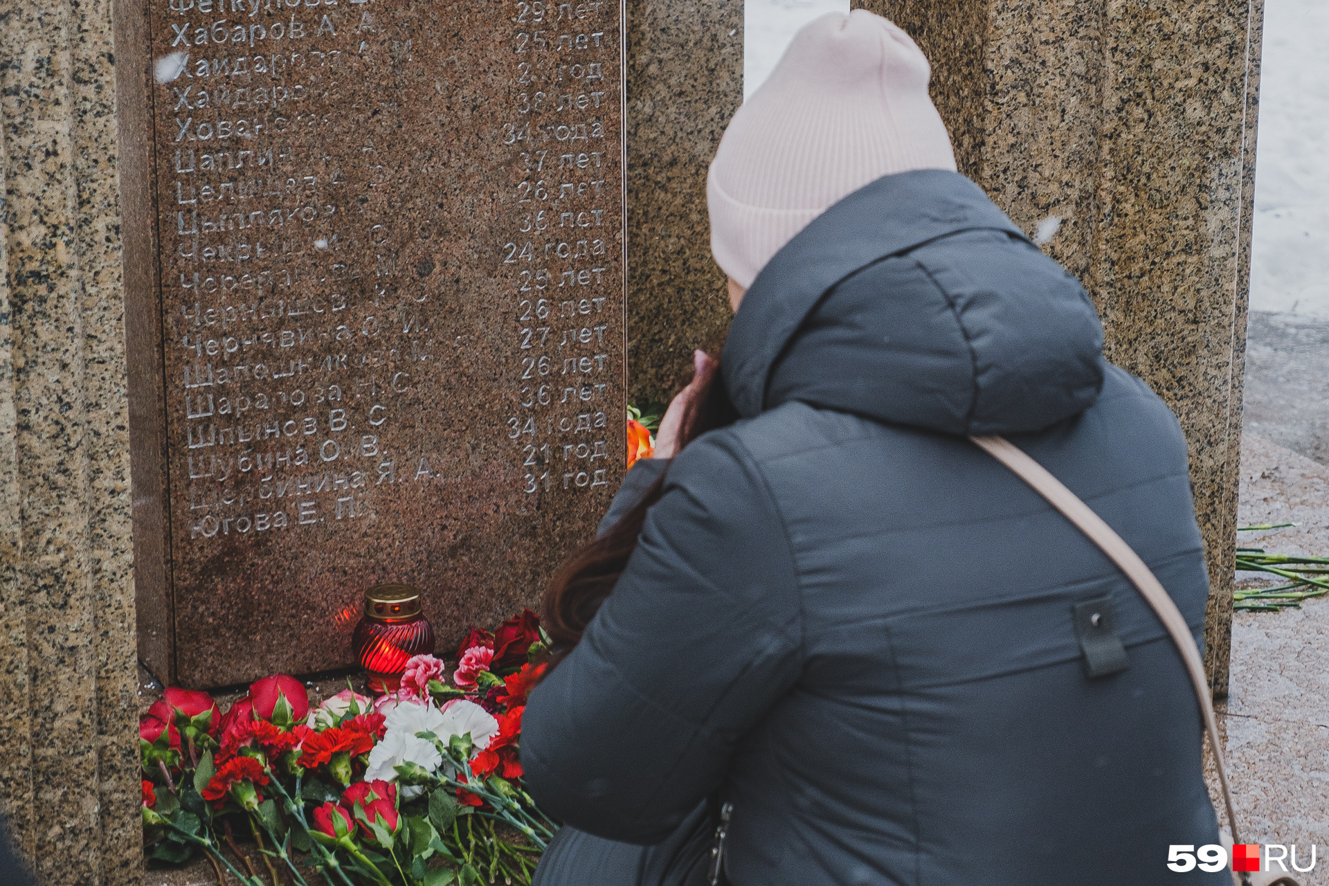 На плите памятника десятки фамилий погибших