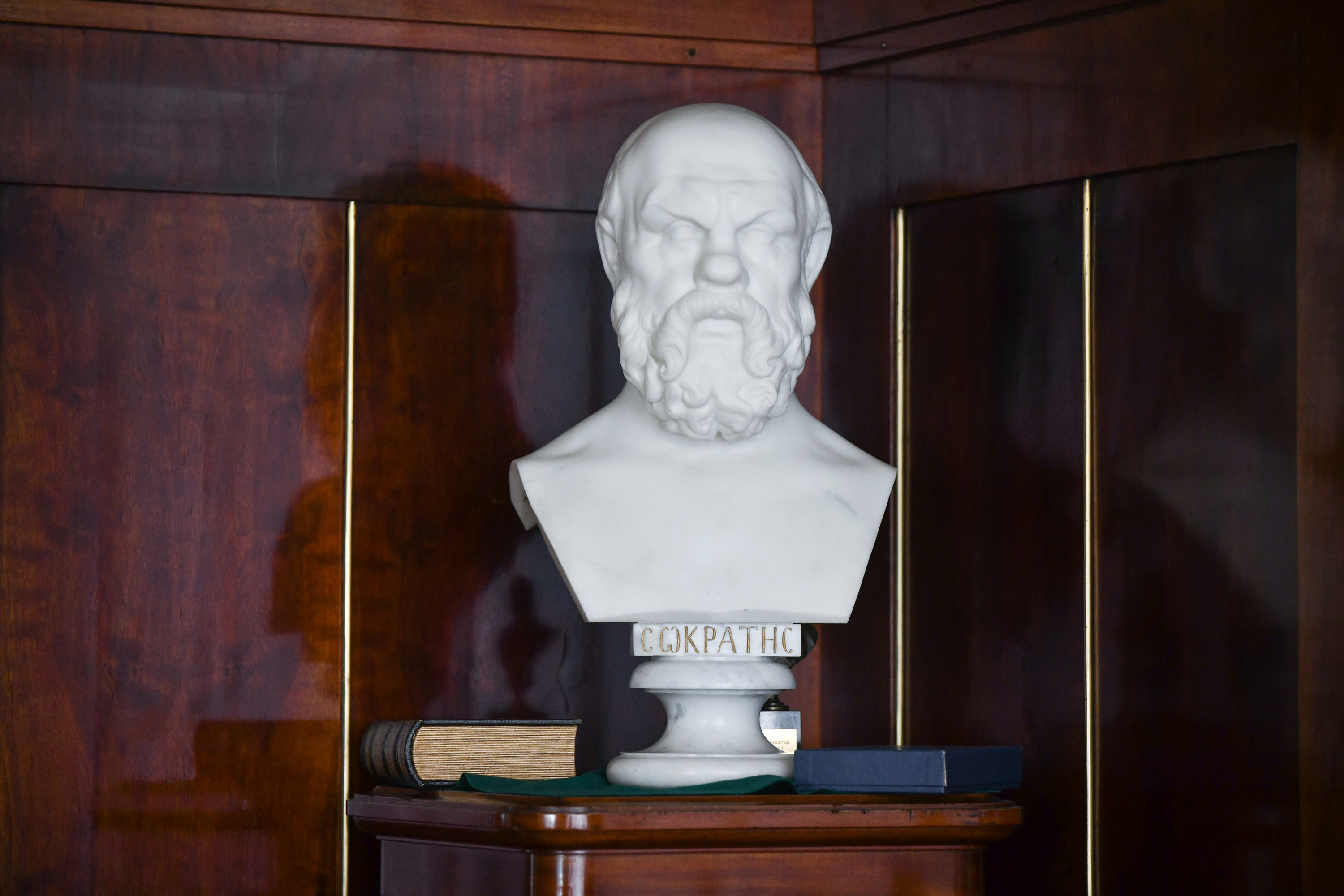На видном месте в кабинете директора «Ленинки» два бюста — Сократ и Аристотель