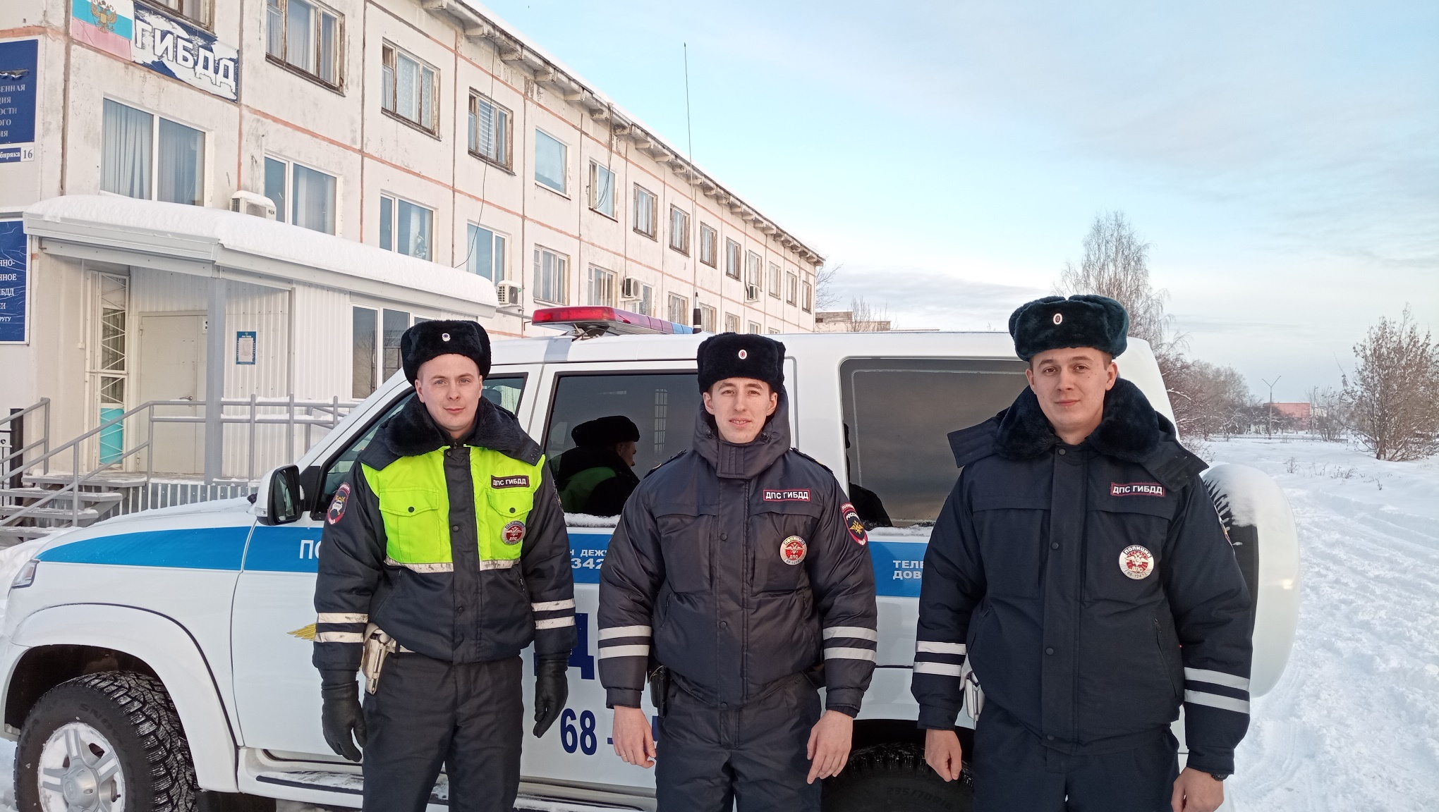 На Урале инспекторы ДПС эвакуировали из горящего дома семью с тремя детьми