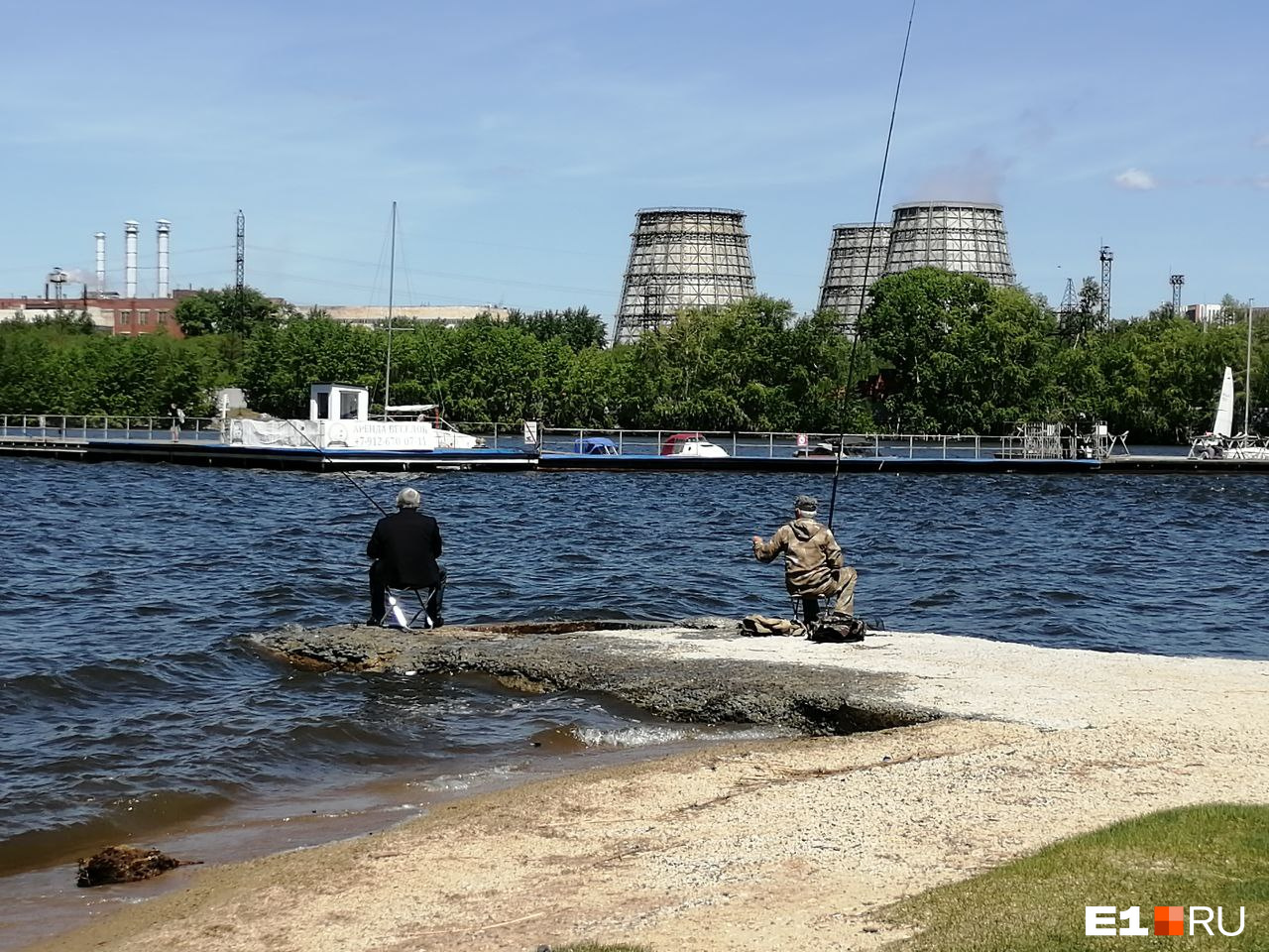 В Екатеринбурге начался пляжный сезон, но рыбаки вместо плавок взяли мотыля и пошли на реку, правда, у них пока не клюет В Екатеринбурге начался пляжный сезон, но рыбаки вместо плавок взяли мотыля и пошли на реку, правда, у них пока не клюет