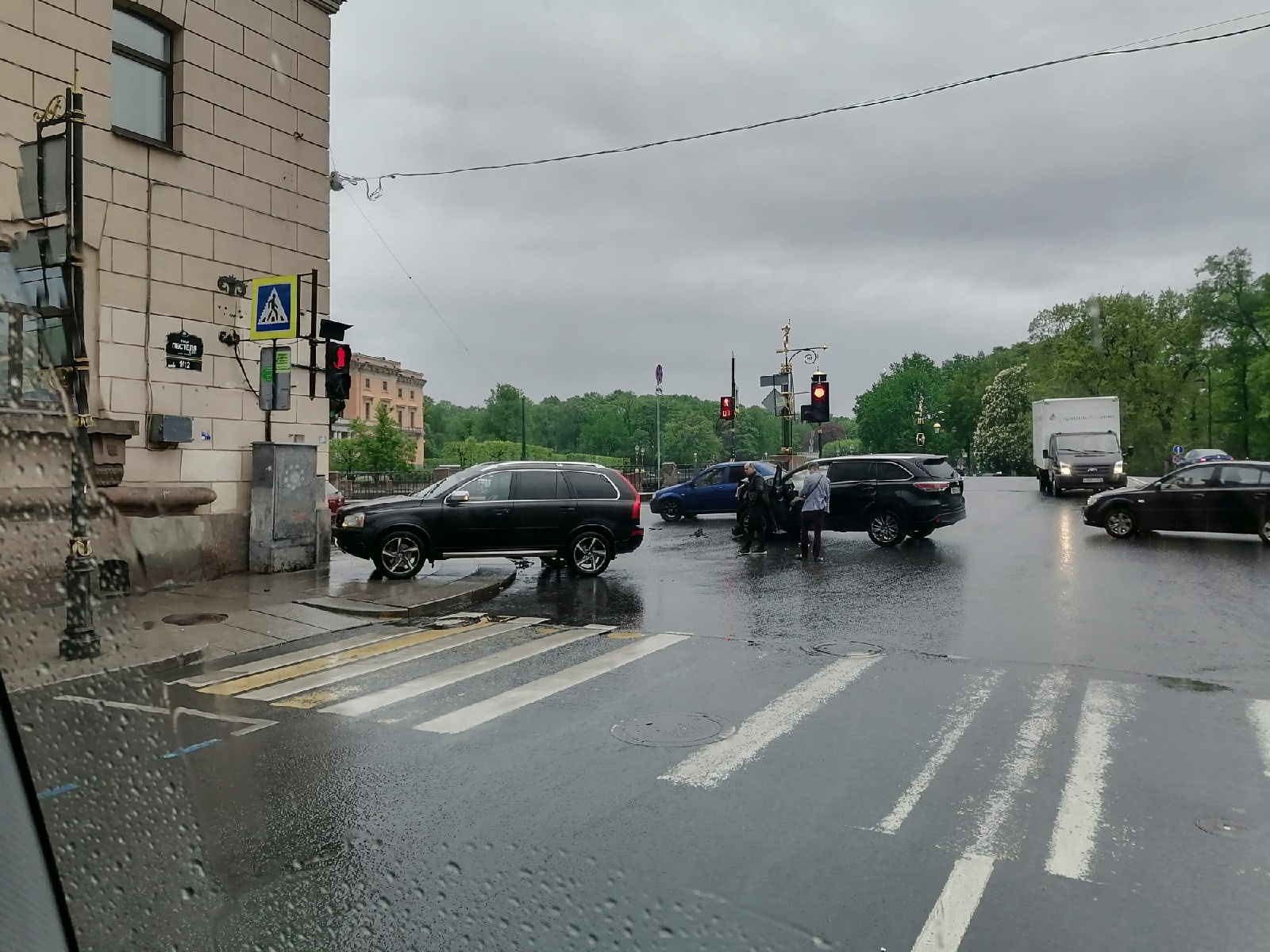 ДТП на пересечении Фонтанки и Пестеля в Петербурге, «Вольво» почти въехал в  дом - 2 июня 2022 - ФОНТАНКА.ру