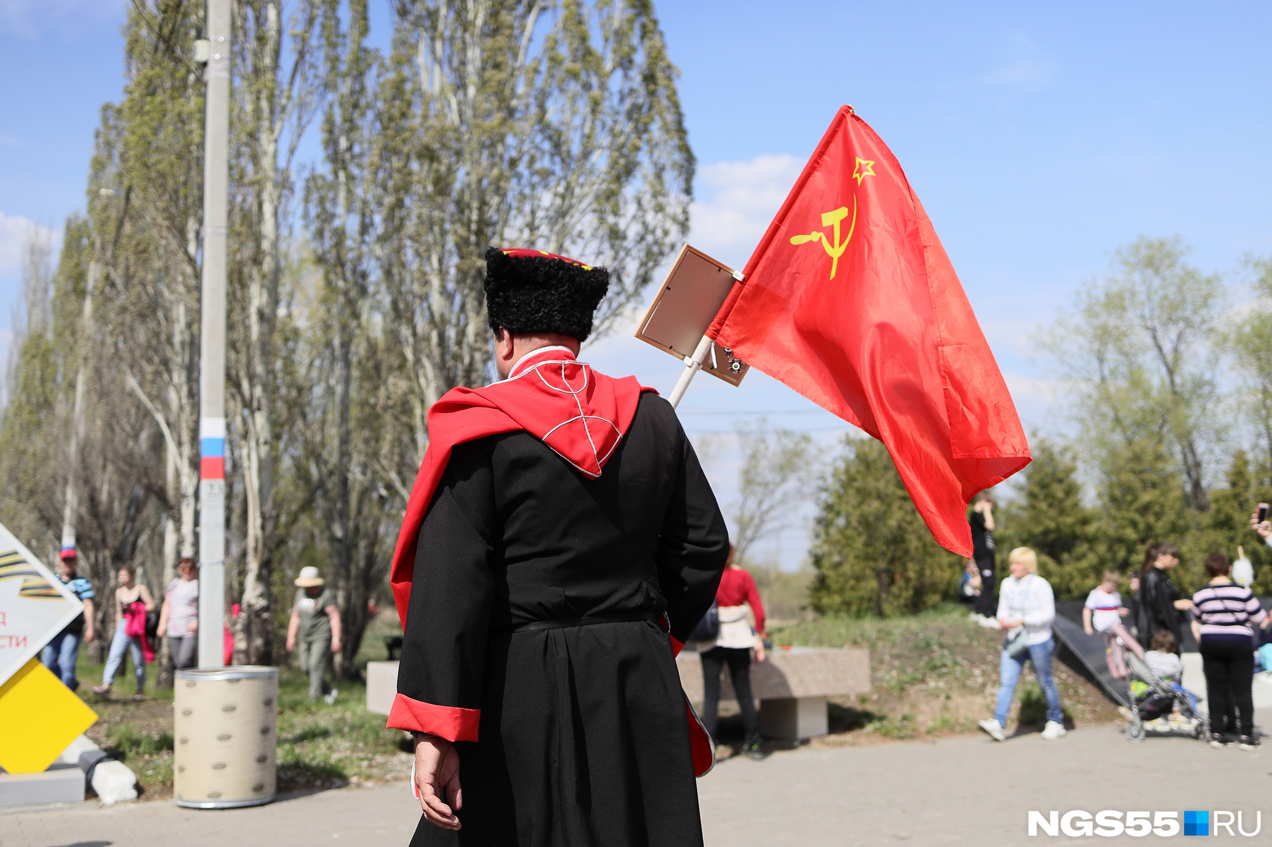 В парке было много людей с флагами страны-победителя