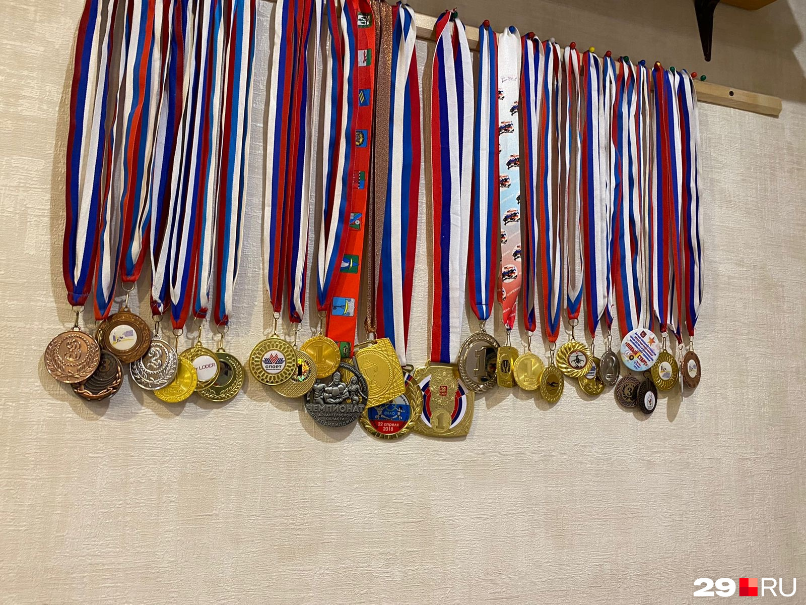 Много наград. Много медалей фото. Много наградных медалей на ногах. Очень много медалей азербайджанских первых мест.