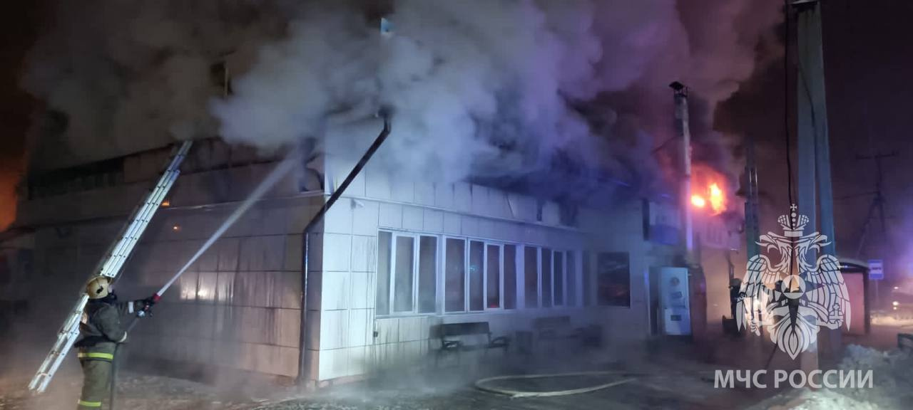 В Иркутске в ночь на 3 января сгорело кафе «Речка» на улице Баррикад