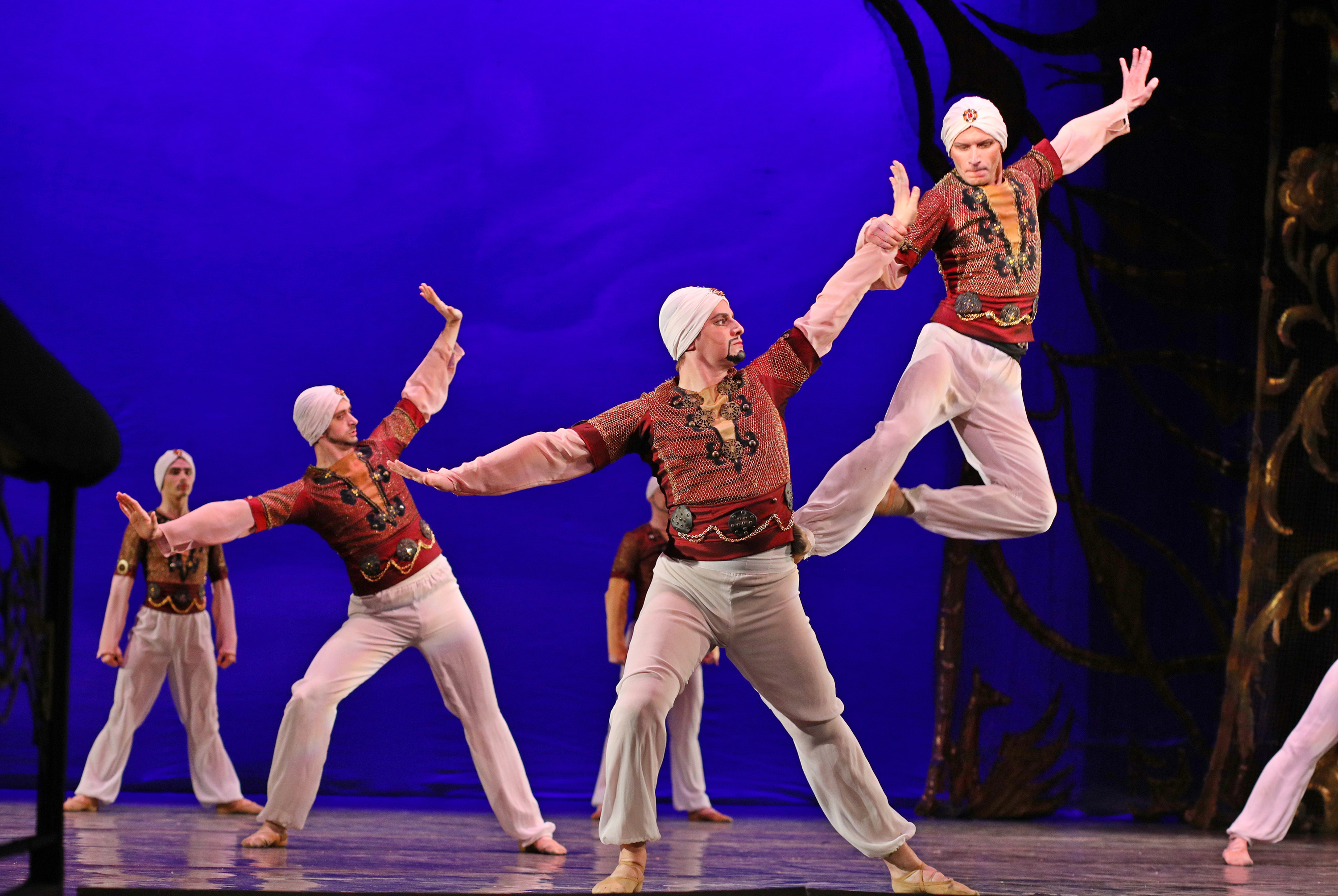 Десятки артистов кружили по сцене, задавая ритм и влюбляя волгоградских зрителей в балет