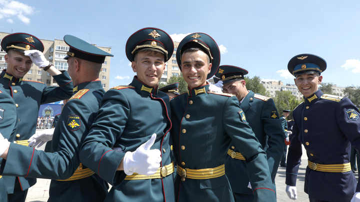 «Если позовут на Украину — поедем». ТВВИКУ покидают 252 офицера — фоторепортаж с выпускного