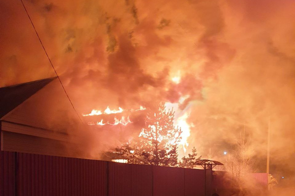 Пожарные вынесли два газовых баллона из горящего дома под Читой