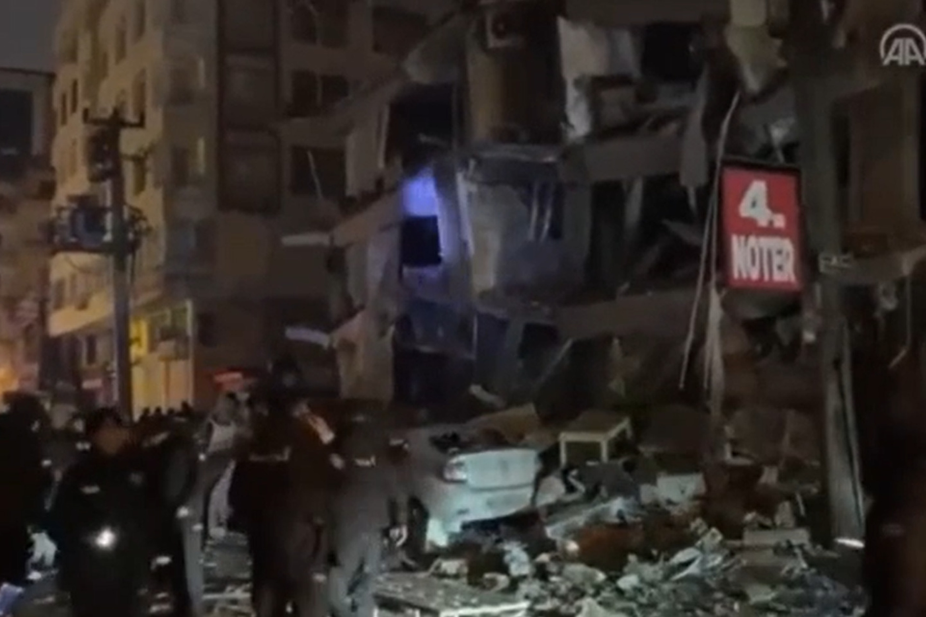 Землетрясение затронуло. Землетрясение в Турции 6 февраля 2023. Диярбакыр Турция землетрясение. Взрыв дома. Турция рухнул дом.