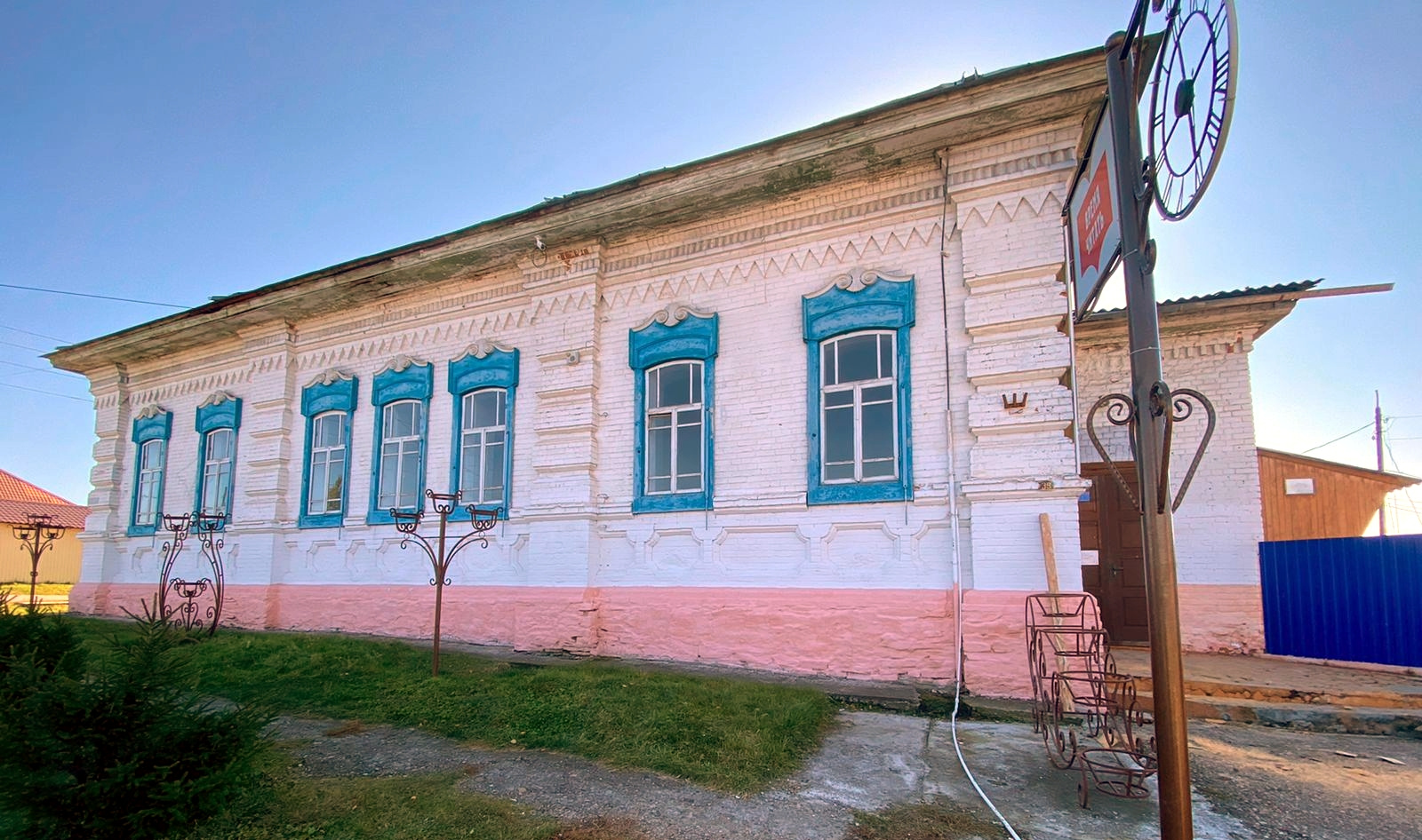 Межпоселенческая библиотека Каратузского района 9 октября 2022 года после обрушения крыши
