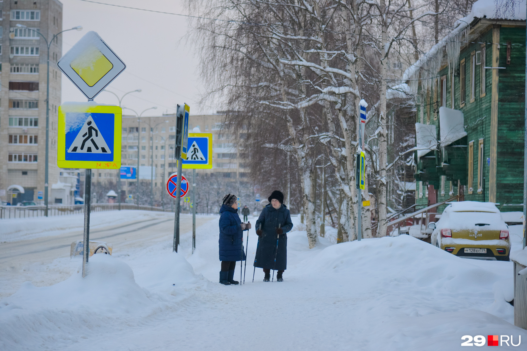 Еще немного активностей на улицах города — бабушки, видимо, занимаются скандинавской ходьбой. Остановились отдохнуть