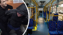 Пассажир попал в полицию после потасовки с кондуктором из-за маски в новосибирском автобусе