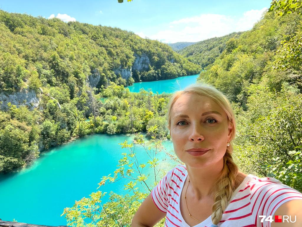 Здесь Юлия фотографируется на фоне Плитвицких озер в Хорватии