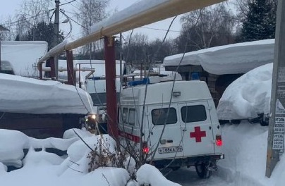 Вызвали трактор: две скорые и автомобиль полиции застряли в снегу на спуске Ногина