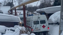 Вызвали трактор: две скорые и автомобиль полиции застряли в снегу на спуске Ногина