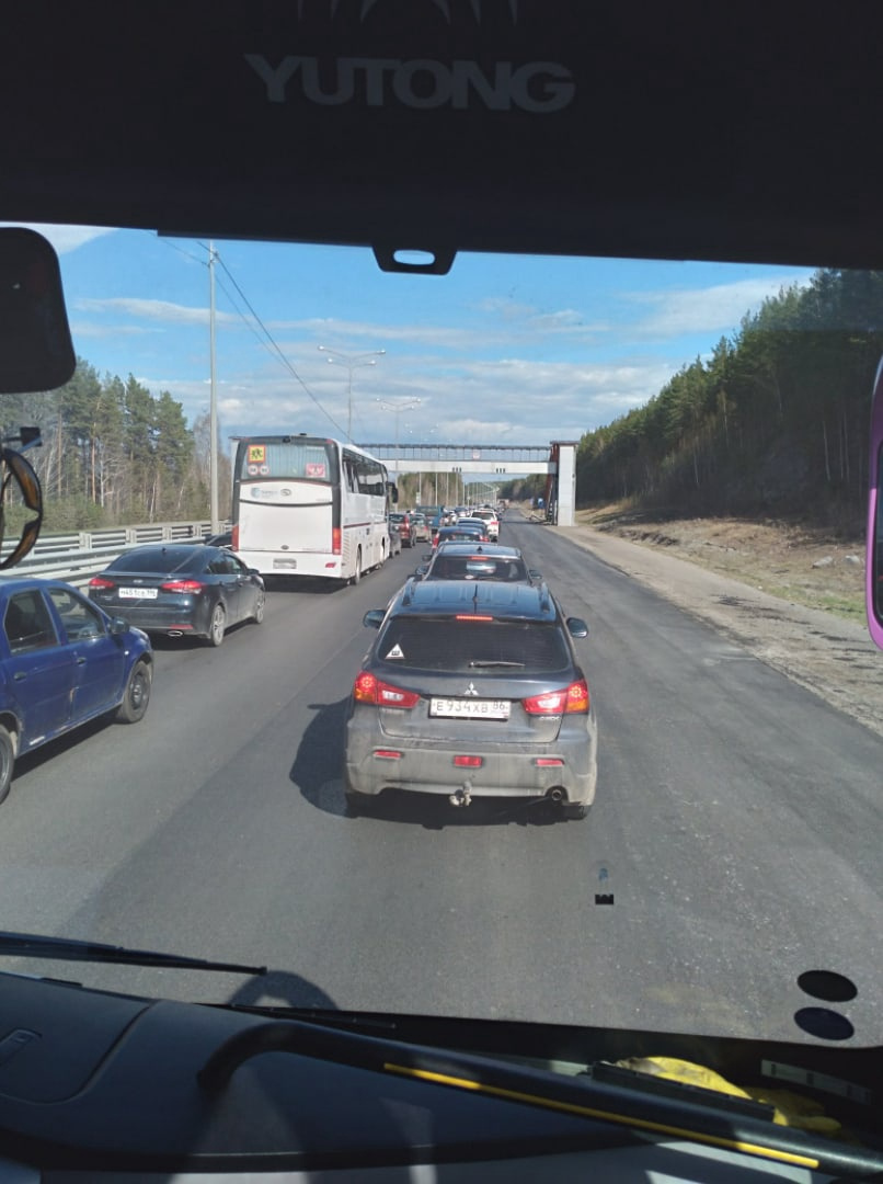 Трасса пермь екатеринбург. Пробка первоуральск екатеринбург трасса. Дорога пермь. Дорога пермь. Пробка первоуральск екатеринбург трасса.
