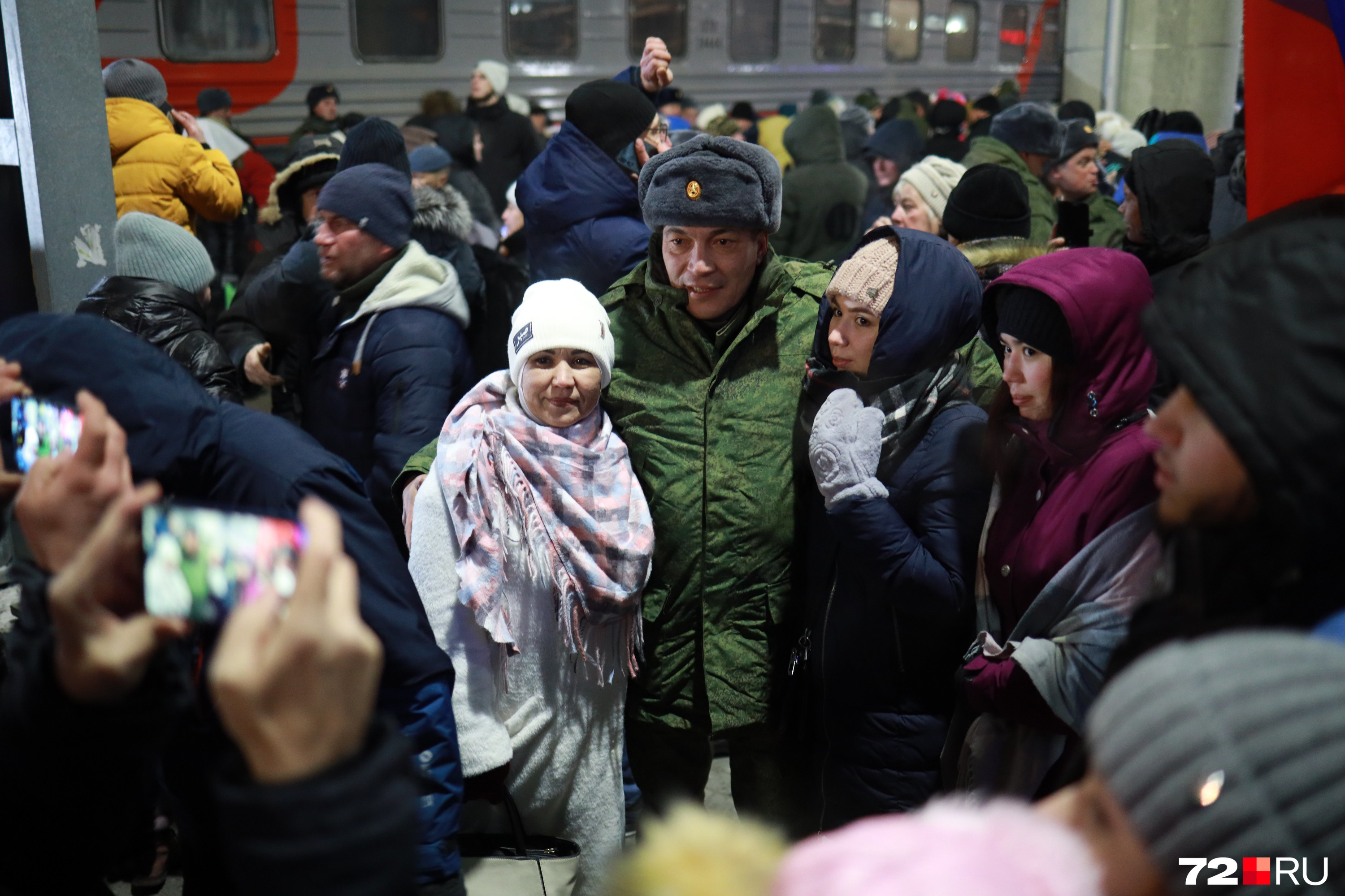 Холод не останавливал родных, и они стояли на морозе до тех пор, пока поезд не тронется. На вокзале собрались сотни человек Холод не останавливал родных, и они стояли на морозе до тех пор, пока поезд не тронется. На вокзале собрались сотни человек