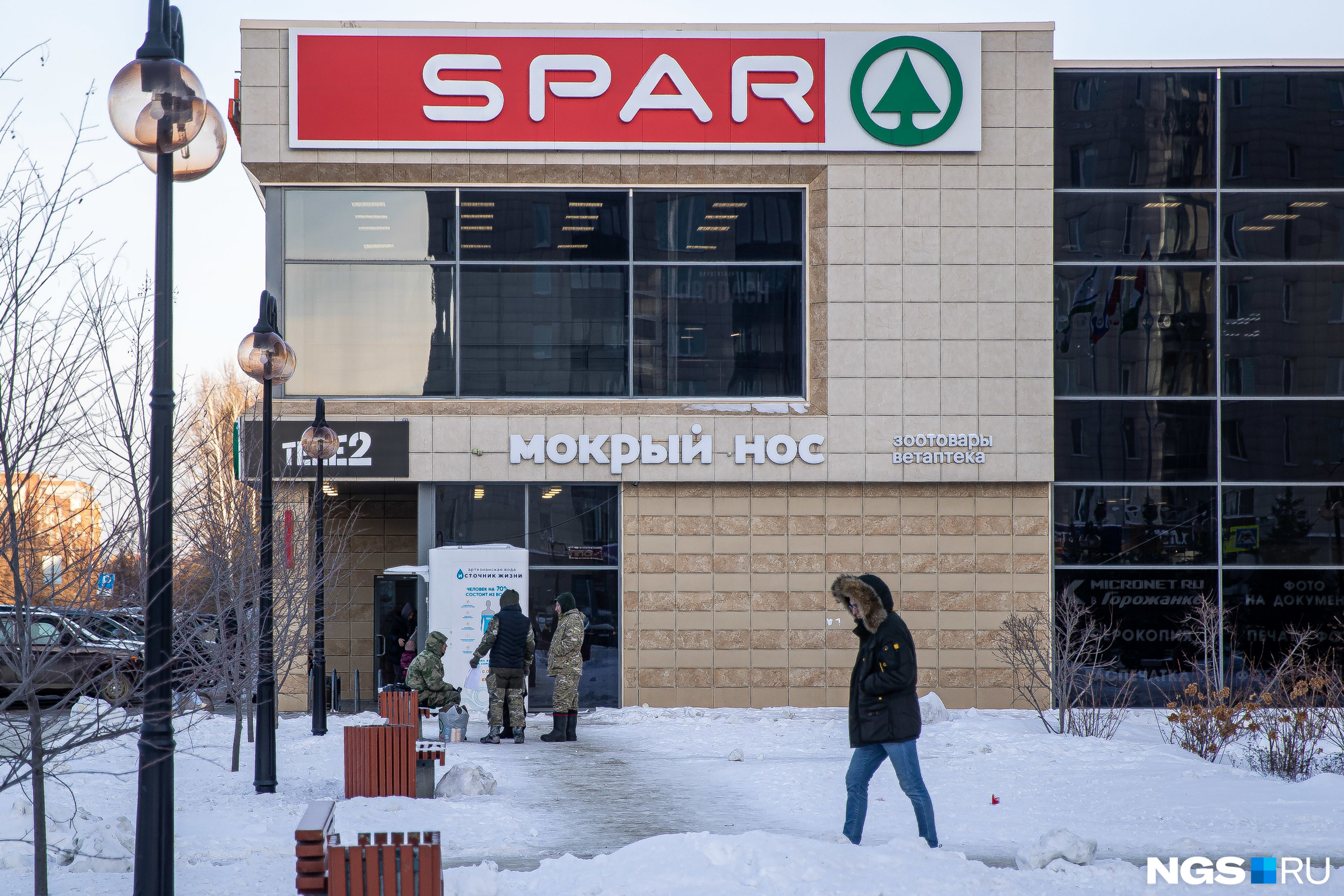 Мужчины в форме регулярно приезжают в поселок с полигона Мужчины в форме регулярно приезжают в поселок с полигона