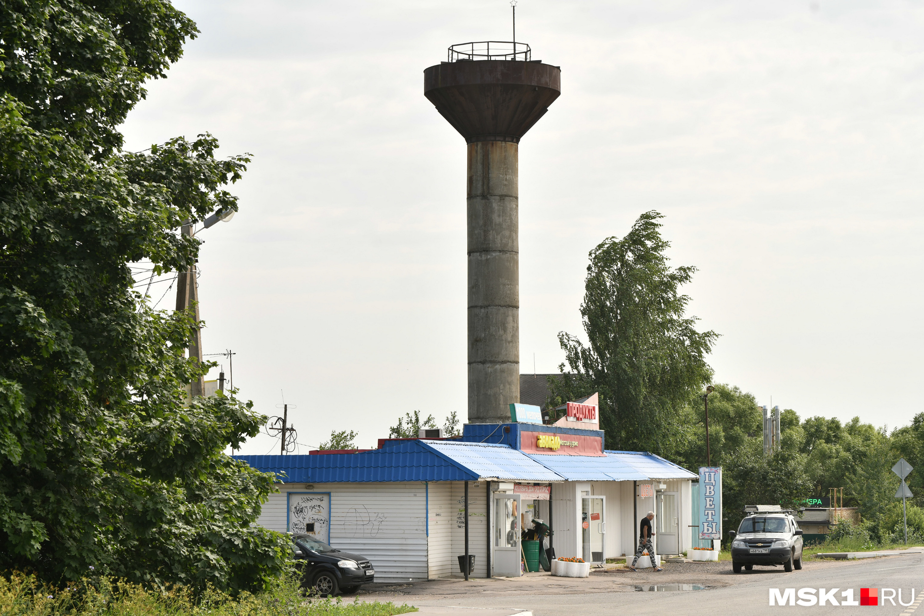 В деревне Грязь всего один продуктовый магазин и в него ходят все местные В деревне Грязь всего один продуктовый магазин и в него ходят все местные