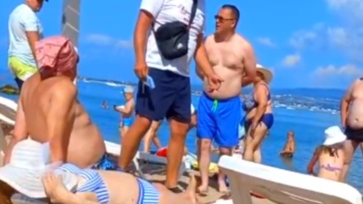 В Геленджике работник пляжа выгонял туристов за бесплатное лежание на песке. Теперь он и его начальник не будут там работать