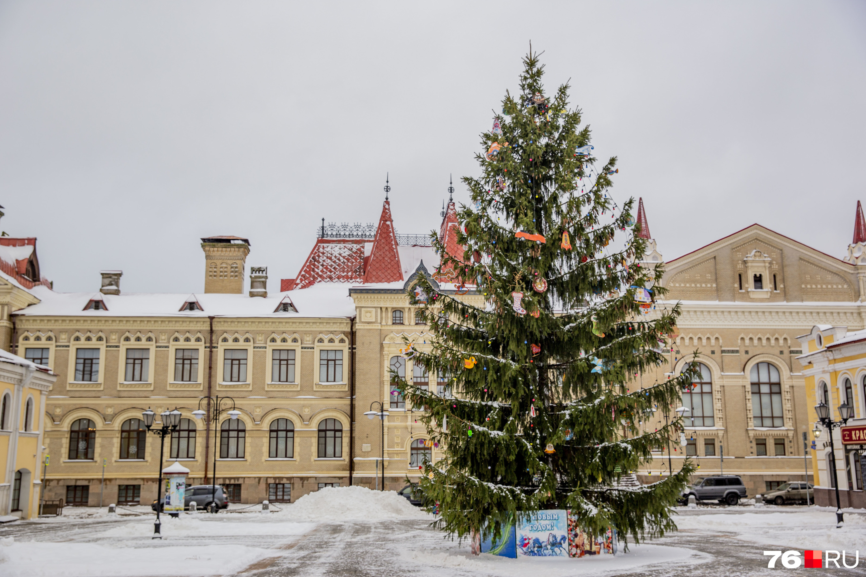 Такая роскошная елочка стоит в центре Рыбинска на Красной площади