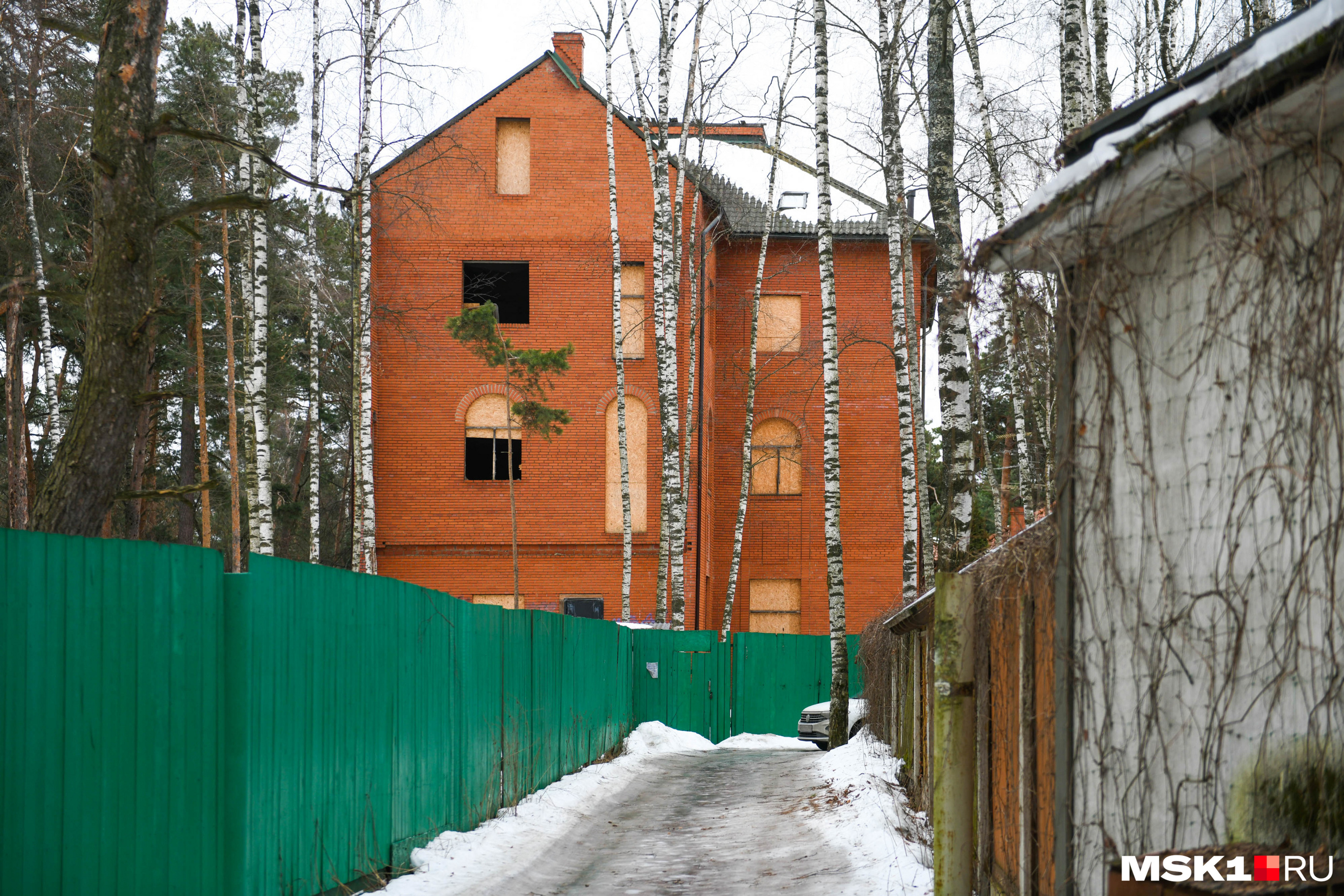 Часть самых шикарных, видовых участков в Жуковке заняли, судя по архитектуре, в нулевые. Многие дома на такой земле стоят недостроенными