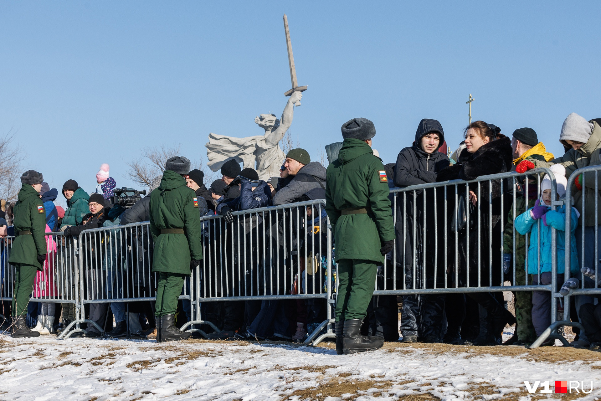 Из соображений безопасности зрителей не пускали на «поле боя» Из соображений безопасности зрителей не пускали на «поле боя»