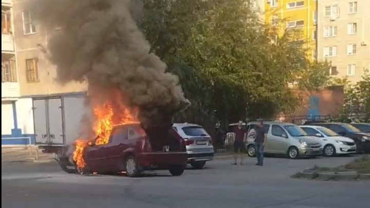 «Водитель даже не знал, что горит»: в Челябинске на ходу вспыхнула машина