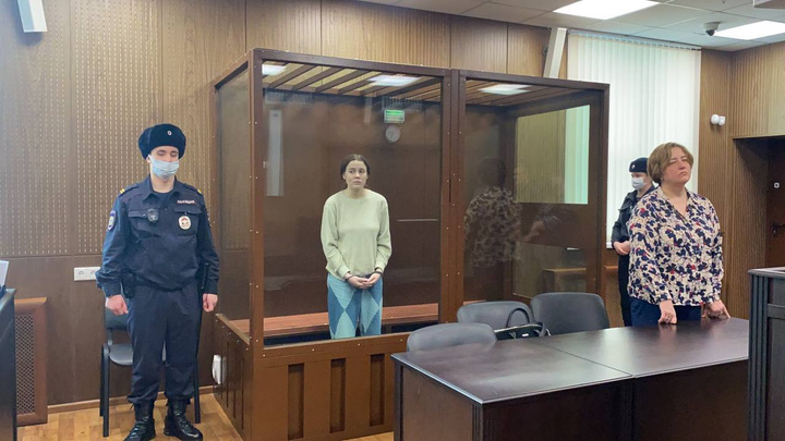 Студентка, бросившая в полицейских «коктейль Молотова», получила два года колонии