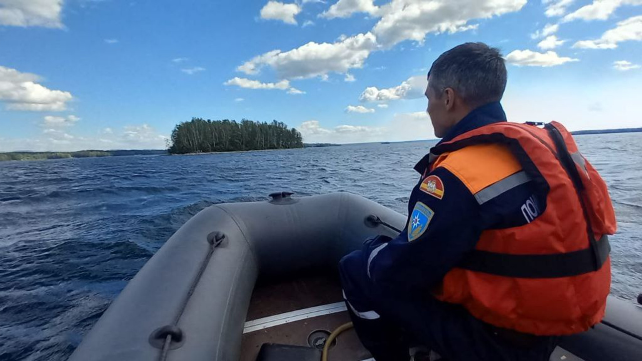 На озере в Челябинске развернули спецоперацию, чтобы спасти пару екатеринбуржцев на сапах