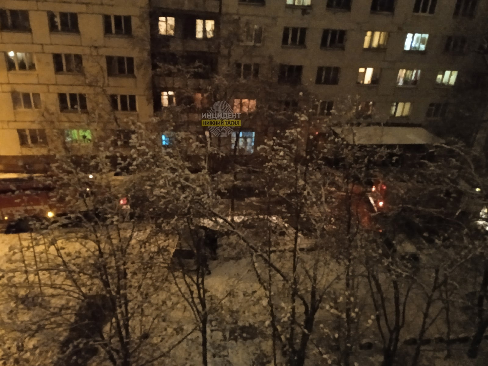 «Спасатели разбивали окна»: на Урале из-за забытого утюга вспыхнула квартира