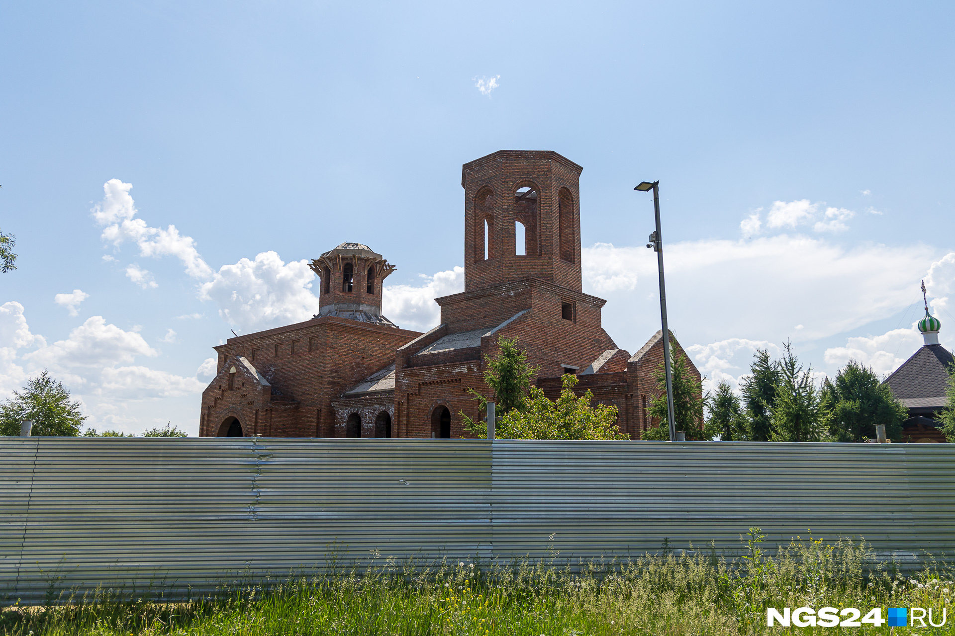 Так храм в Зеленой роще выглядел в июне. Сейчас он мало изменился Так храм в Зеленой роще выглядел в июне. Сейчас он мало изменился