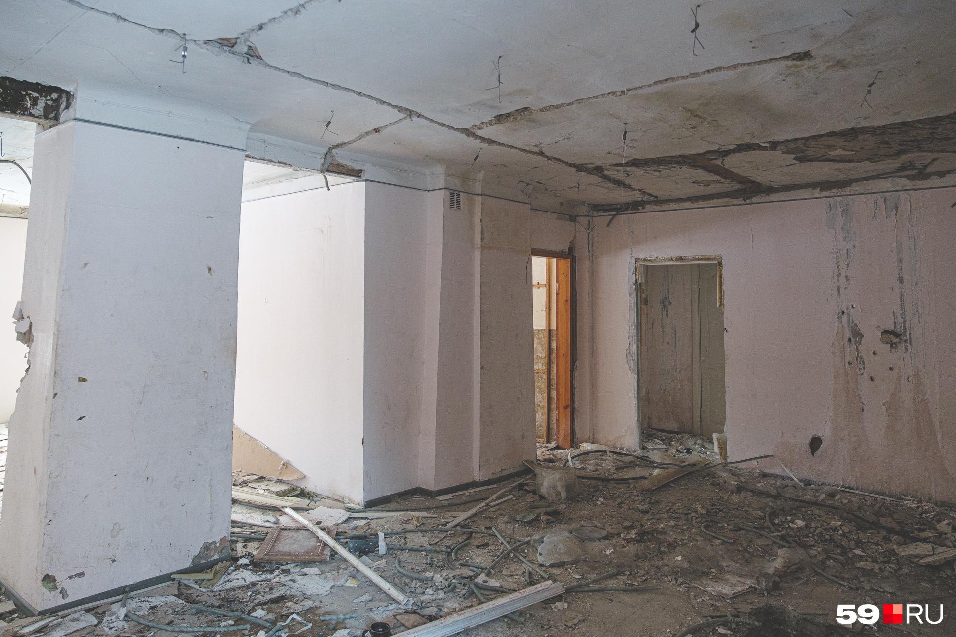 Внутри много трещин и просевшие потолки — всё указывает на аварийное состояние постройки