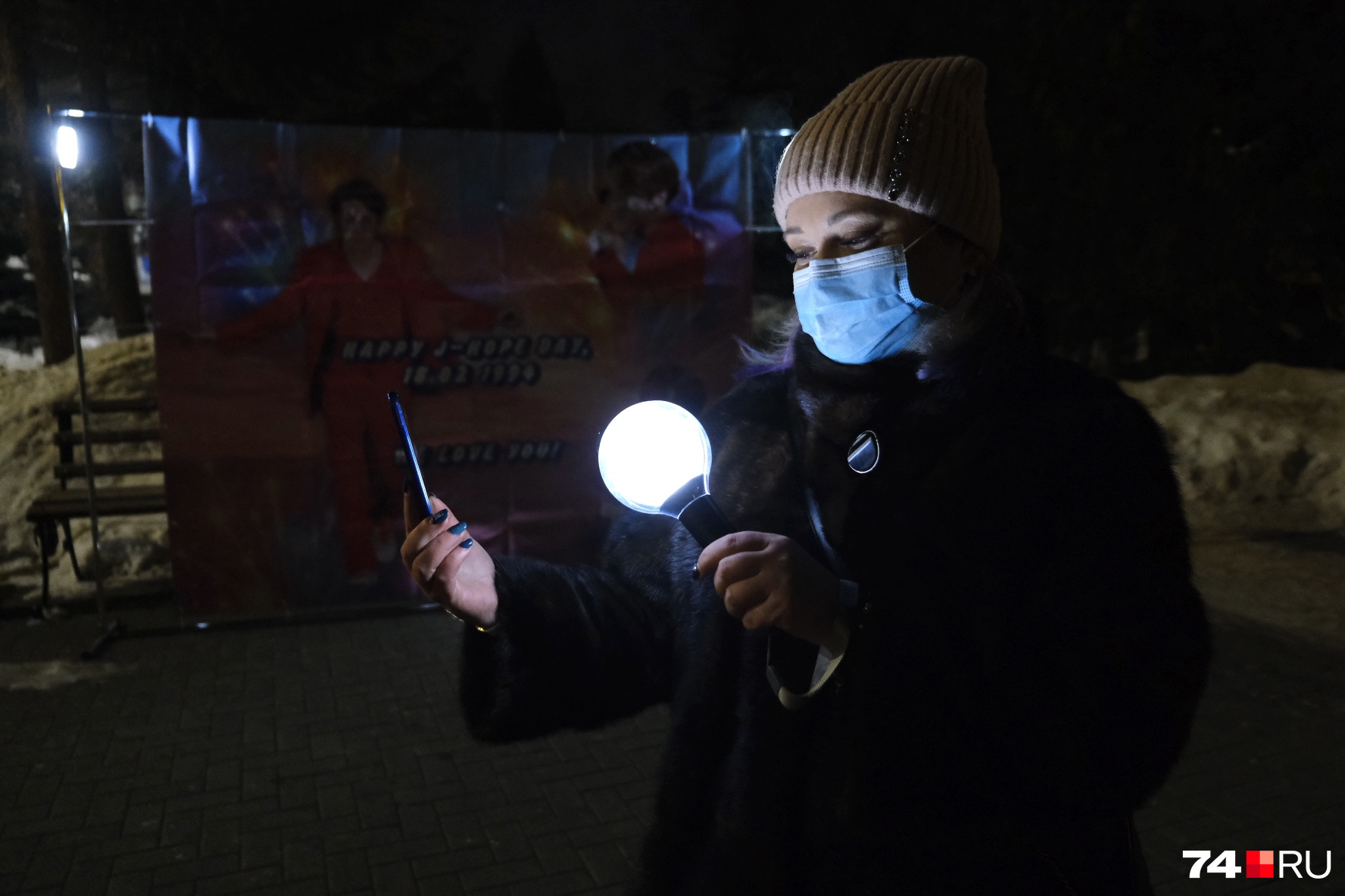 В руке у поклонницы корейского коллектива не просто фонарь — это так называемая арми-бомбочка. Когда она горит, в Корее идет сигнал о том, что где-то в России ее зажгли