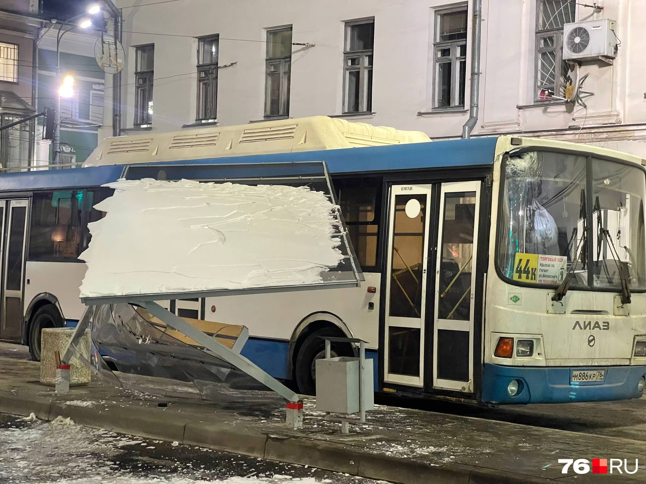 У автобуса от удара повреждено лобовое стекло