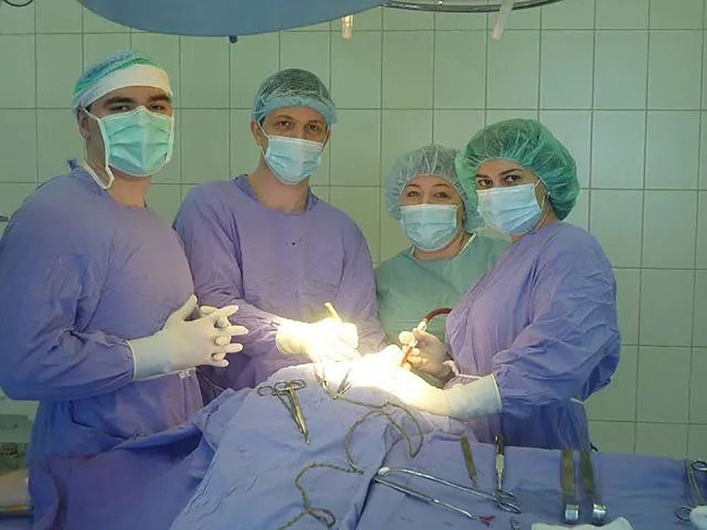 — Во время операции хирург ничего нестерильного руками не берет, — отметила Ирина Викторовна (на фото вторая справа), комментируя неточности в фильмах о врачах