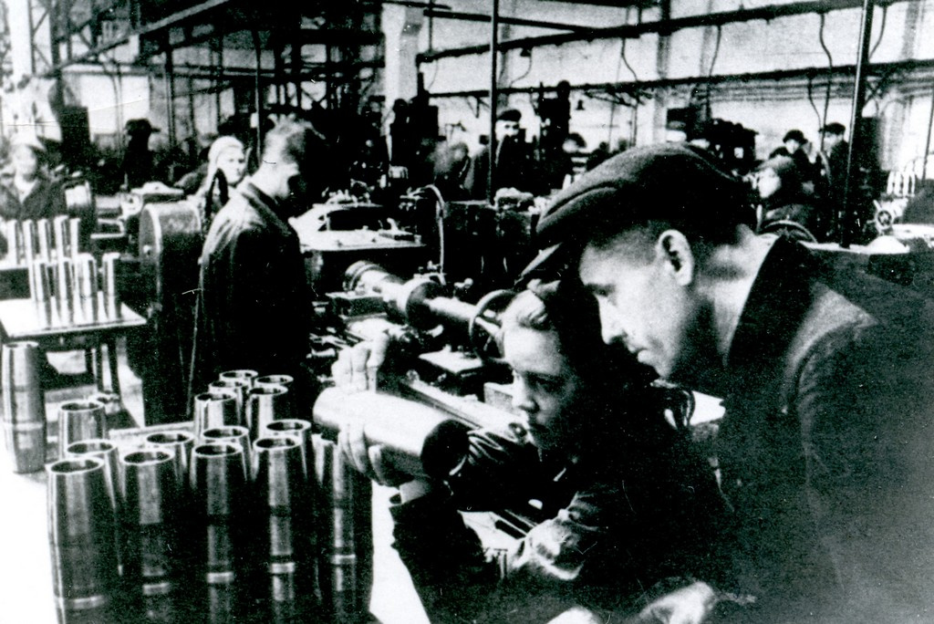 Сборка снарядов для фронта, 1943 год