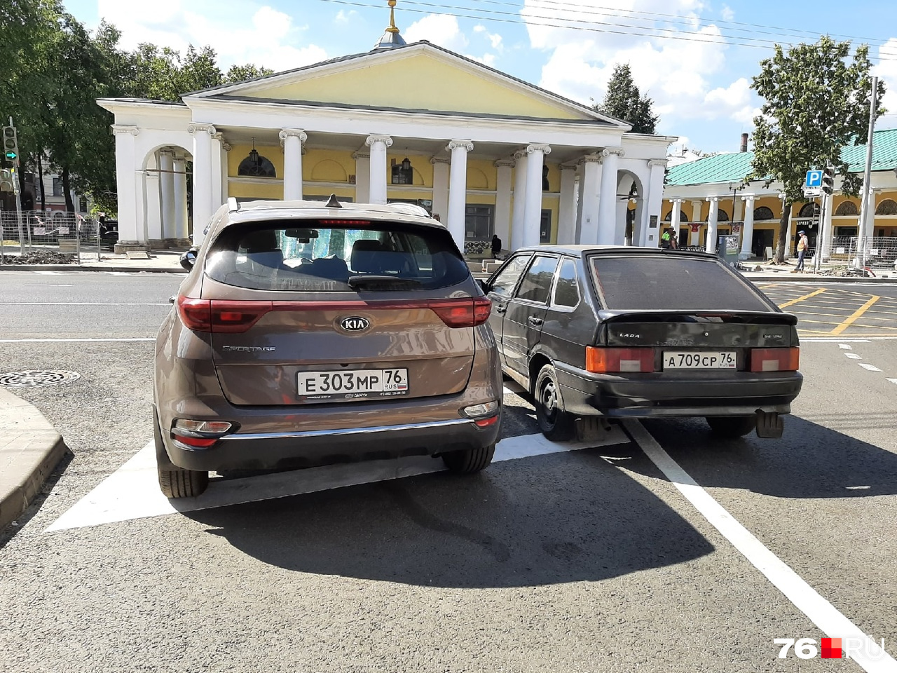 В мэрии говорят, что парковаться на островках нельзя. Но ярославцы это делают В мэрии говорят, что парковаться на островках нельзя. Но ярославцы это делают