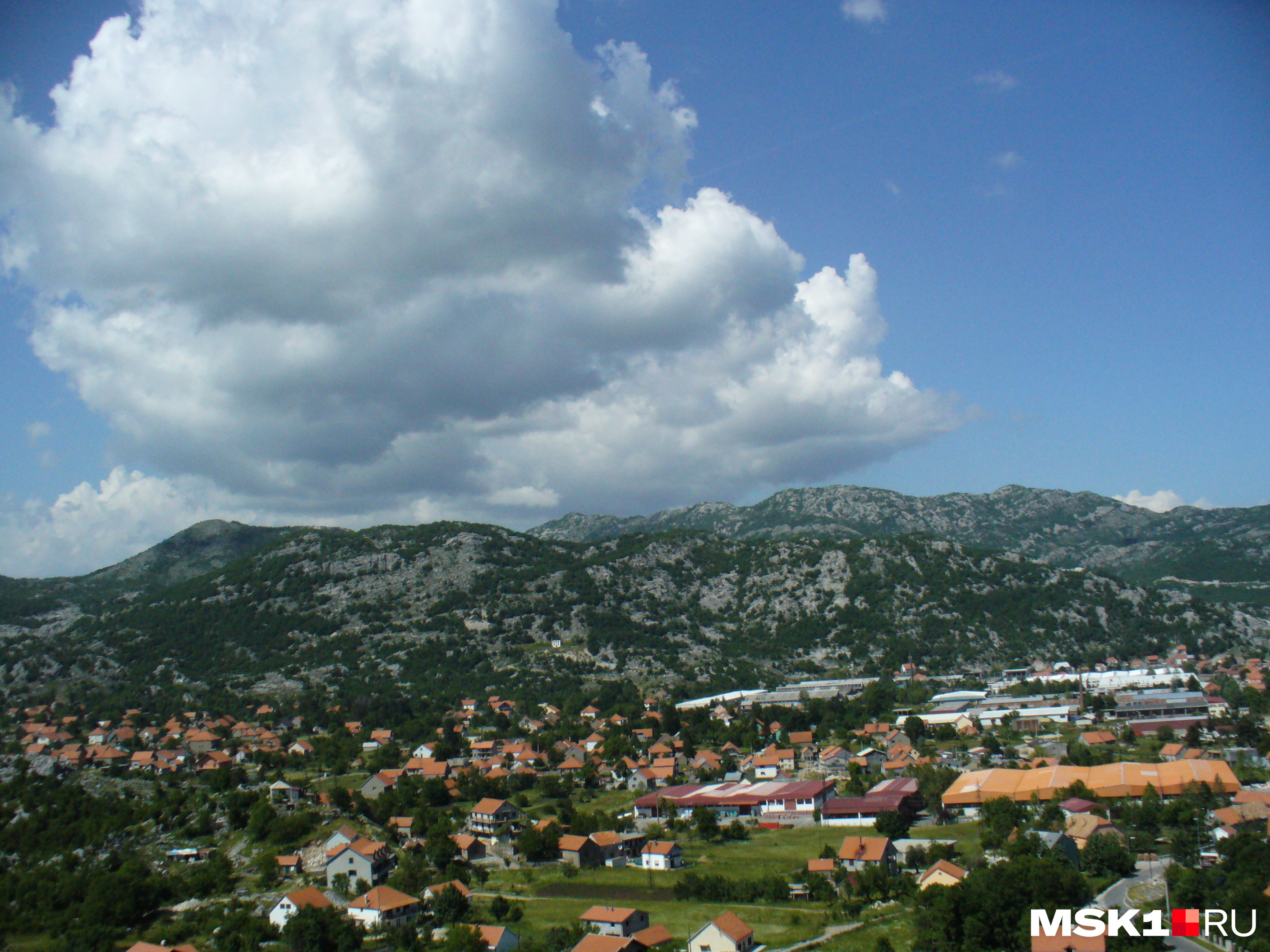 Черногория — маленькая и уютная страна в окружении гор. И кажется, понятно, почему она так называется