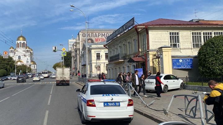 Плавно въехал в забор: такси, которое выкатилось на тротуар в центре Екатеринбурга, попало на видео